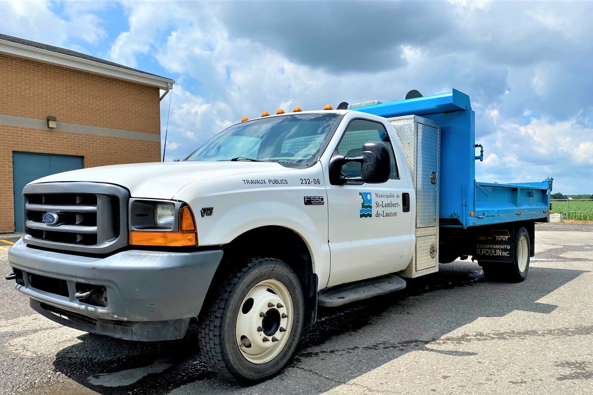 Un véhicule Ford F-550 2001 mis en vente par la Municipalité